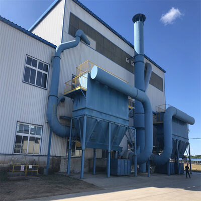 L'apparecchiatura di raccolta delle polveri del filtro a sacchetto a impulso nella coda della macchina di sinterizzazione nell'acciaieria